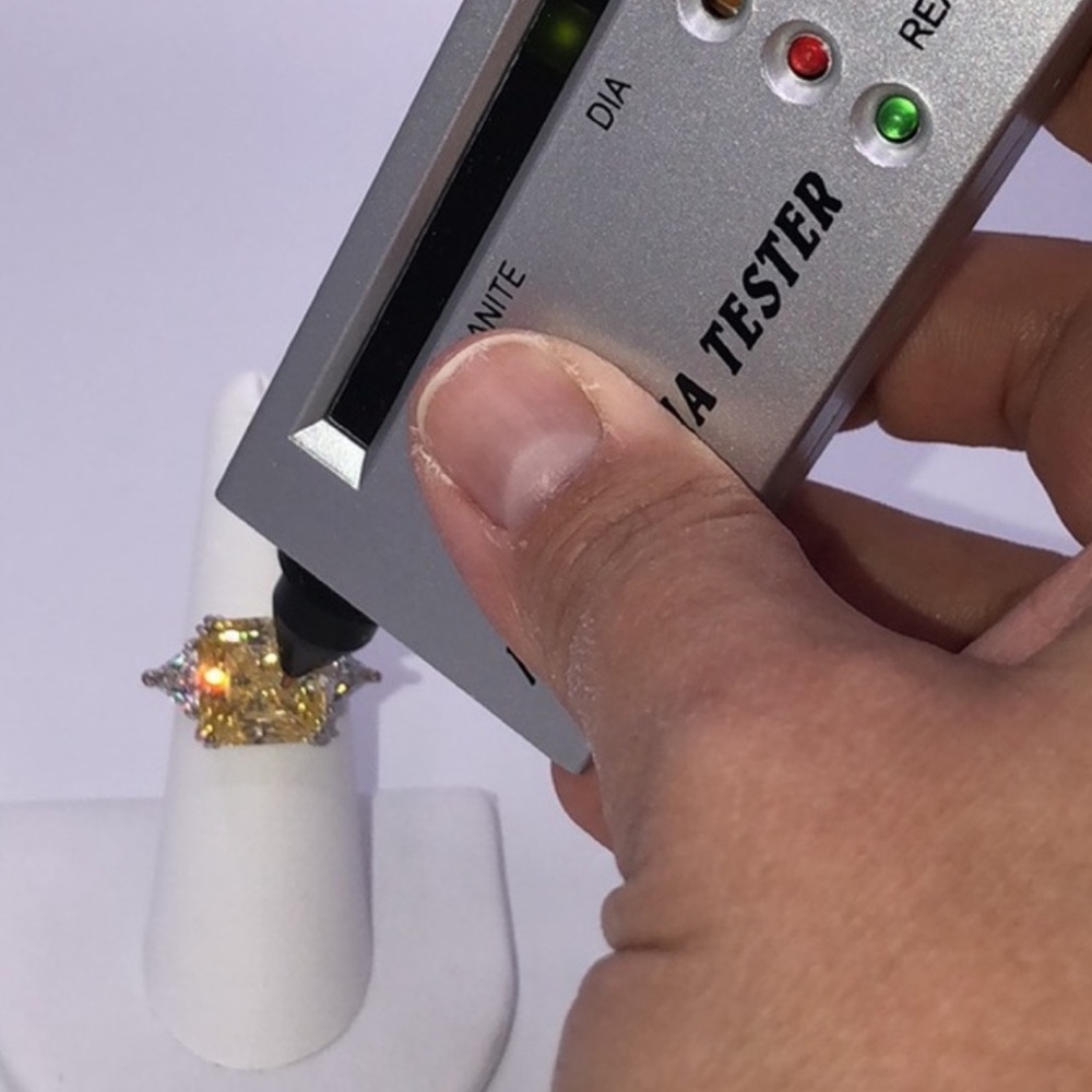 18k 6.5ct Canary Ring - Picture 12 of 15